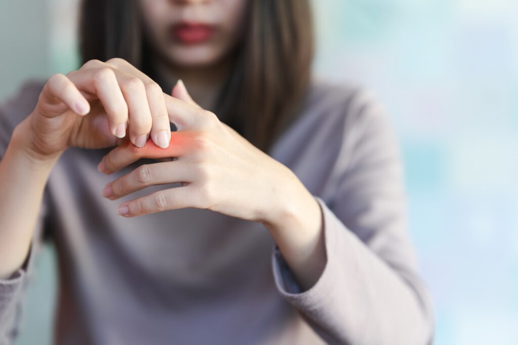 突き指と骨折の見分け方を知りたい！症状の違いや対処法、注意点を専門家が解説 - 株式会社リハサク